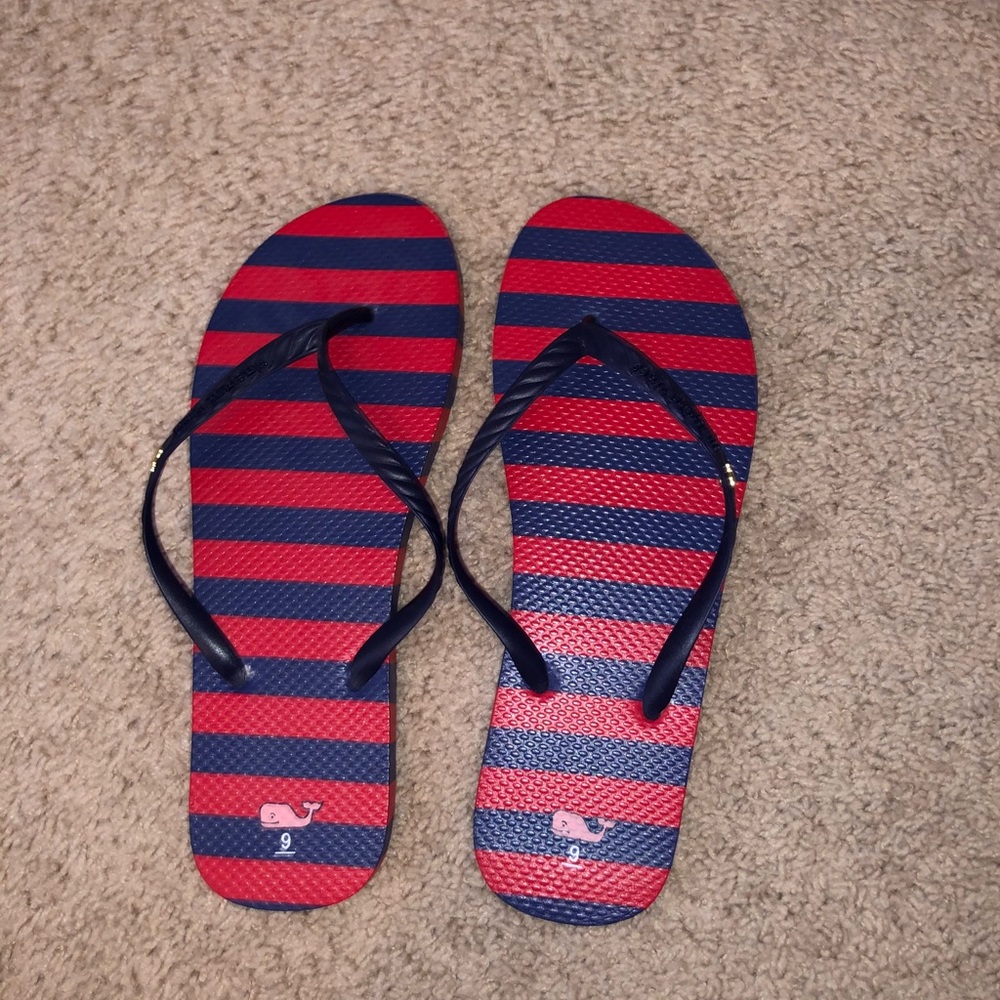 In great condition vineyard vines flip flops!